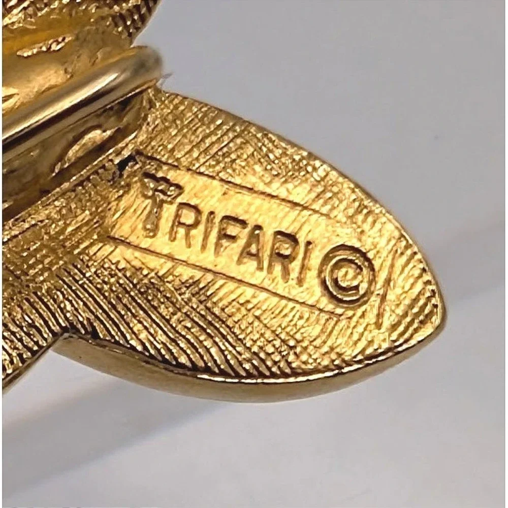 Vintage Crown Trifari Butterfly Stick Pin‎ Gold Tone Dainty Minimalist Spring